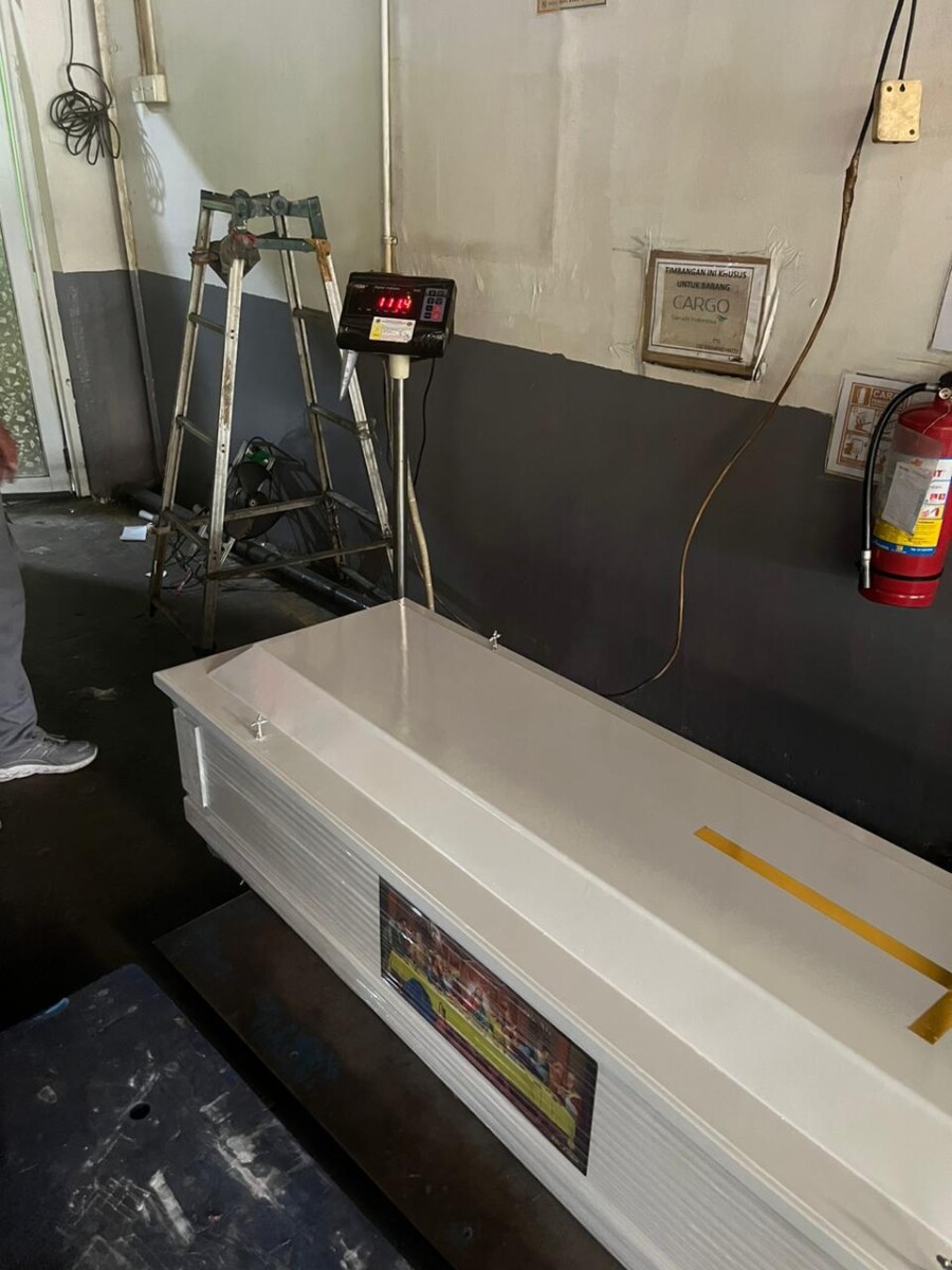 Kirim Jenazah Murah Jakarta (CGK) - Medan (KNO) dengan Ken’z Express Cargo

Mengirim jenazah (layanan human remains) dari Jakarta ke Medan dapat menjadi tugas yang penuh emosi dan kompleks. Ken’z Express Cargo memahami kebutuhan ini dan menawarkan solusi pengiriman jenazah yang aman, cepat, dan terjangkau. Sejak didirikan pada tahun 2019, kami telah menjadi pemimpin dalam industri jasa pengiriman kargo udara, darat, dan laut, termasuk layanan pengiriman jenazah dengan harga kompetitif.

Mengapa Memilih Ken’z Express Cargo?
Keamanan Terjamin

Mengirim jenazah memerlukan perhatian khusus untuk memastikan kehormatan dan keamanan. Ken’z Express Cargo menggunakan sistem keamanan terkini dan kontrol ketat untuk memastikan jenazah tiba di tujuan dengan aman dan dalam kondisi yang layak. Kami berkomitmen untuk memberikan layanan dengan penuh rasa hormat dan kepedulian.

Pengalaman Teruji

Ken’z Express Cargo telah berpengalaman dalam mengirimkan jenazah. Salah satu pengalaman kami yang berkesan adalah pengiriman jenazah dari rumah duka di Jakarta menuju Medan dengan menggunakan maskapai Lion Grup pada tanggal 22 November 2023. Proses pengiriman ini mencakup 1 coli dengan berat 111 kg. Pengalaman ini memperkuat kepercayaan pelanggan kami terhadap layanan yang kami tawarkan.

Harga Kompetitif

Kami mengerti bahwa biaya menjadi salah satu pertimbangan utama dalam memilih layanan pengiriman jenazah. Ken’z Express Cargo menawarkan harga yang kompetitif tanpa mengorbankan kualitas layanan. Dengan demikian, pelanggan dapat mengandalkan kami untuk solusi pengiriman jenazah yang terjangkau.

Teknologi Canggih

Ken’z Express Cargo menggunakan teknologi terkini untuk memastikan proses pengiriman berjalan lancar. Sistem pelacakan real-time kami memungkinkan pelanggan untuk memantau status pengiriman jenazah setiap saat. Selain itu, manajemen inventaris kami yang efisien memastikan setiap tahap pengiriman dilakukan dengan presisi.

Jaringan Luas

Dengan kantor operasional yang strategis di Gedung RA Gatrans, Terminal Kargo Bandara Soekarno-Hatta, Ken’z Express Cargo menjangkau berbagai destinasi domestik dan internasional. Jaringan luas kami melalui jalur udara, darat, dan laut memastikan fleksibilitas dan kecepatan pengiriman sesuai kebutuhan pelanggan.

Layanan Pelanggan 24/7

Kami memahami bahwa kebutuhan pengiriman jenazah dapat timbul kapan saja. Oleh karena itu, tim layanan pelanggan kami siap membantu 24/7. Kami berdedikasi untuk memberikan pelayanan terbaik kapan pun dan di mana pun Anda membutuhkan.
